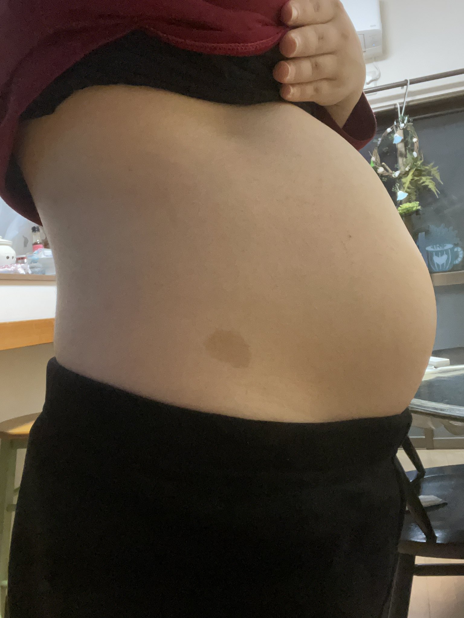 葵己 妊娠8ヶ月 28週 のお腹 だいぶ大きくて腰痛いしお腹重たい でも胎動が激しいから今日も元気だなーって幸せな気持ちになる笑 妊娠8ヶ月 妊娠28週 お腹の大きさ T Co Ceos7u3nro Twitter