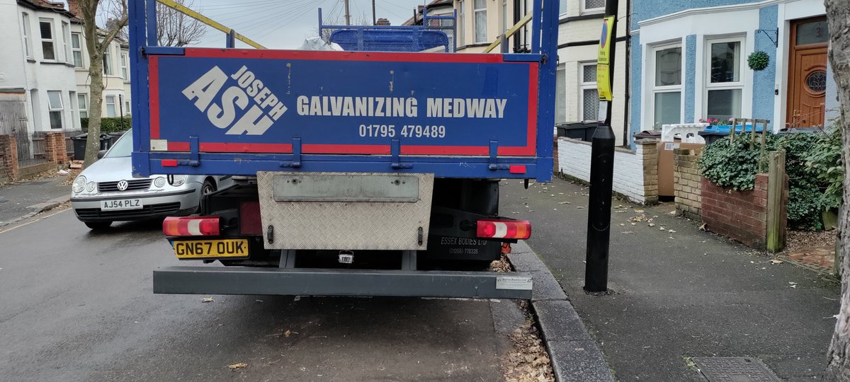 dominicwatson's tweet photo. @ContactCroydon I just witnessed a lorry delivering to a steel works (AA steelworks, Sunnycroft road SE25) hit a lamppost and drive off. Lamppost now looks dangerous. Thanks. https://t.co/NRkPqOYZD1
