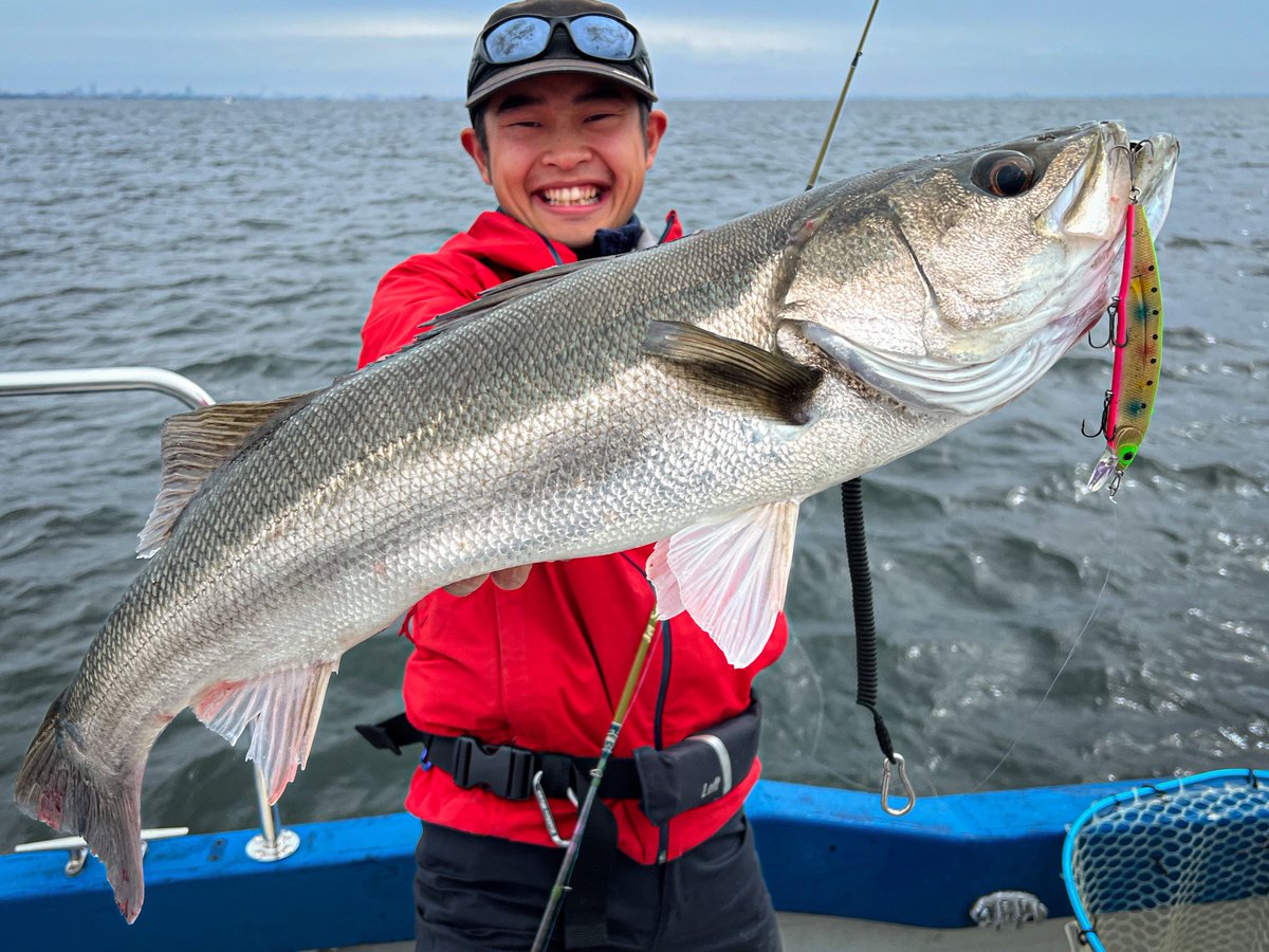 water_less_'s tweet photo. 近いけど遠い東京湾上🎣

今年もさいっこうの釣りだった🤘🤘🤘

#jetsetter60c #hideup #HUMinnow111S https://t.co/8AE8rwhIPW