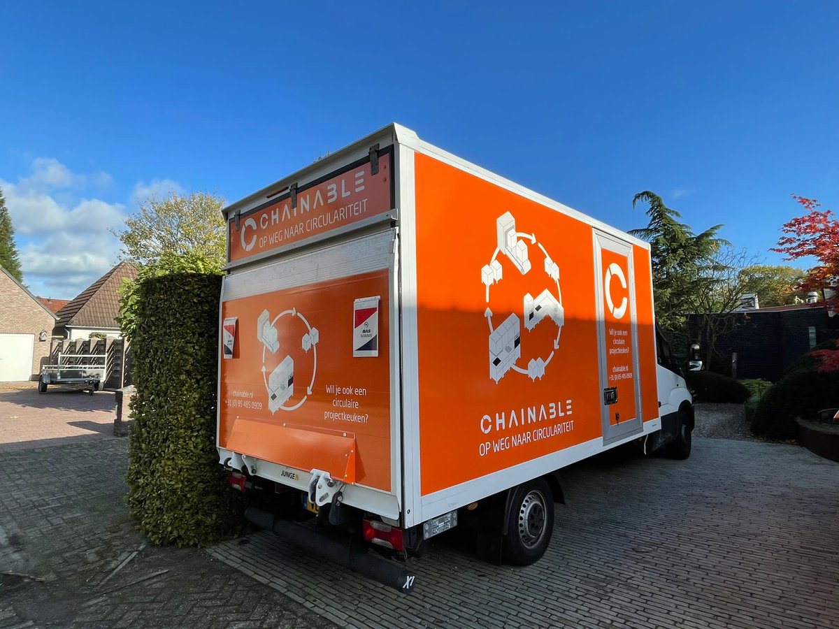 Heb jij hem al zien rijden? 

Enige tijd geleden is onze bedrijfsbus "Betsy" in gebruik genomen. De flitsende oranje Chainable® kleuren zijn niet te missen! 

Als je hem ziet rijden, zwaai dan even! Dat vinden we altijd leuk.

#bus #betsy #circulair #keukens #bedrijfswagen