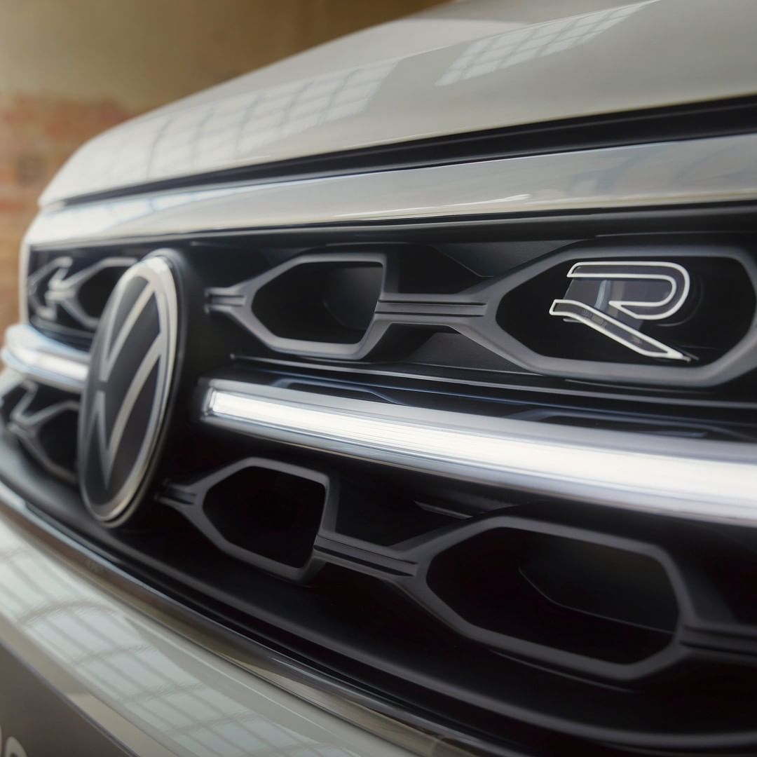 🆕 ¡Así es el Nuevo #VWTRoc! Diseño expresivo y tecnología innovadora.

✔️ Interior de alta calidad con panel de instrumentos de nuevo diseño.

📱 Equipado con tecnología de segmentos superiores.

💪 El #VWTRoc llegará con un motor de 300 CV.

📅 Llegarán en la primavera de 2022.