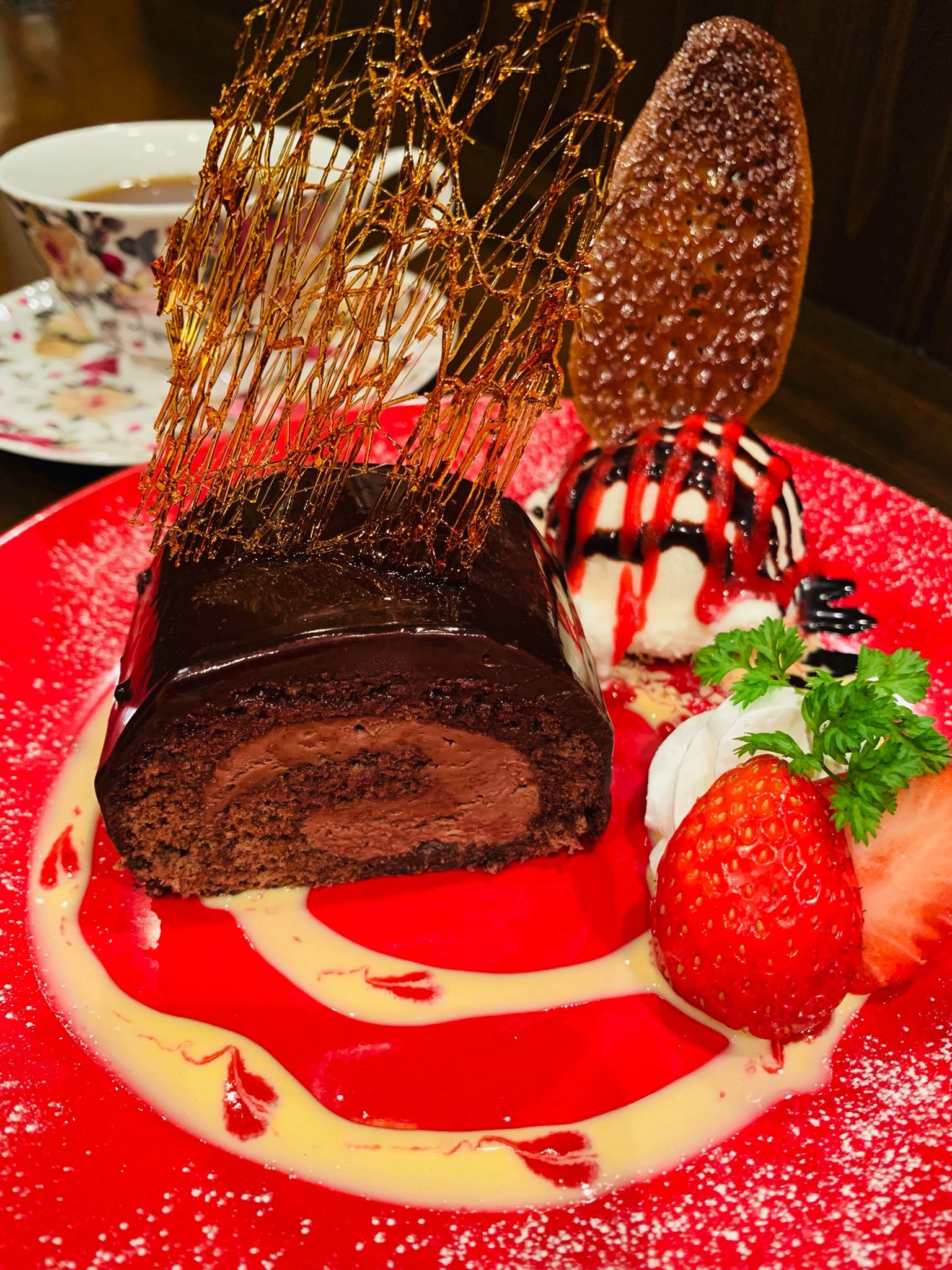 喫茶 志庵 濃厚ショコラロール ドイツ産ビターチョコレート をベースに甘くなり過ぎないようアクセントにアプリコットを少し加えたショコラロールにバター生クリームを使用したガナッシュクリームでコーティング ミロワールで 高級感ある光沢に仕上げました