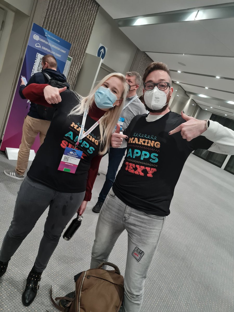 SteffiGnoerich's tweet photo. #CommunityRocks @ #CollaborationSummit mit @MichaelRoth42 & @CarmenYsewijn 🤓😎 https://t.co/YXddA4kOG6