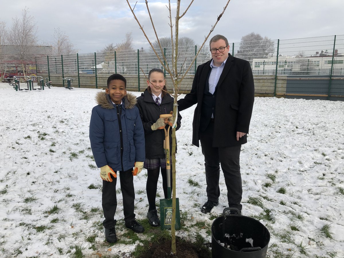 SoTCityCouncil's tweet image. 👑Some more fantastic photos from yesterday&apos;s tree plantings to mark Her Majesty’s Platinum Jubilee

🌳Our cabinet members and school pupils came together to plant the trees, which will be maintained so that they can benefit future generations

@QGCanopy #QGCCelebrationTree #HM70
