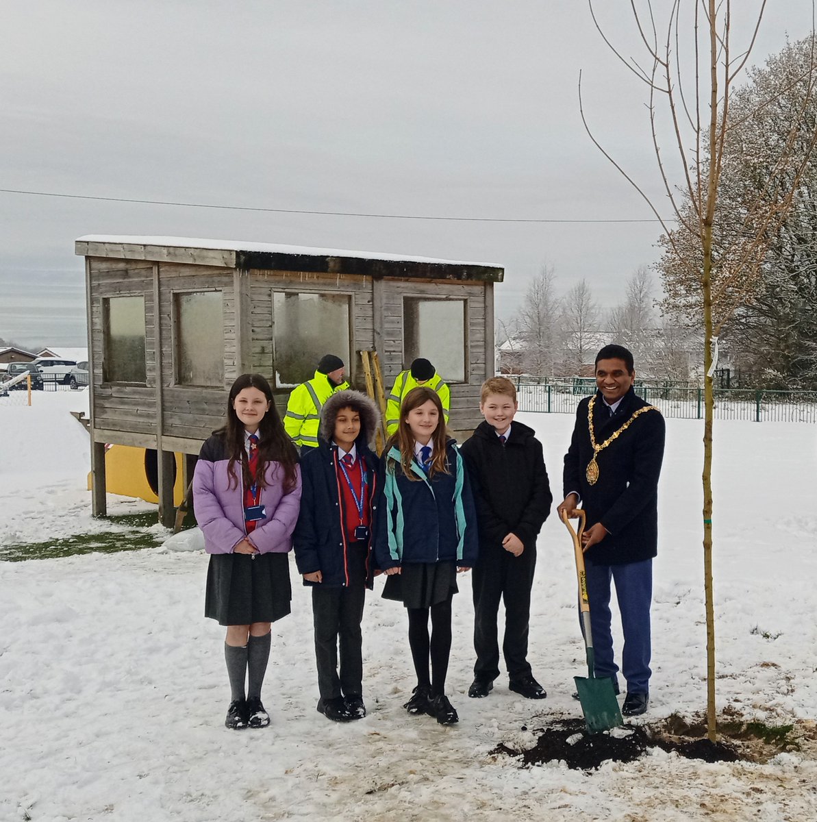 SoTCityCouncil's tweet image. 👑Some more fantastic photos from yesterday&apos;s tree plantings to mark Her Majesty’s Platinum Jubilee

🌳Our cabinet members and school pupils came together to plant the trees, which will be maintained so that they can benefit future generations

@QGCanopy #QGCCelebrationTree #HM70