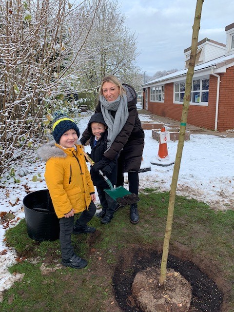 SoTCityCouncil's tweet image. 👑Some more fantastic photos from yesterday&apos;s tree plantings to mark Her Majesty’s Platinum Jubilee

🌳Our cabinet members and school pupils came together to plant the trees, which will be maintained so that they can benefit future generations

@QGCanopy #QGCCelebrationTree #HM70