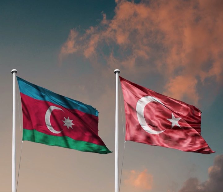 tcsavunma's tweet image. Kardeş Azerbaycan’da Devlet Sınır Hizmetlerine ait bir helikopterin düştüğü haberini üzüntüyle öğrendik. Bu elim olayda kaybettiğimiz şehitlerimize Allah’tan rahmet, yaralılarımıza acil şifalar, tüm Azerbaycanlı kardeşlerimize de başsağlığı ve sabır dileriz.🇹🇷🇦🇿