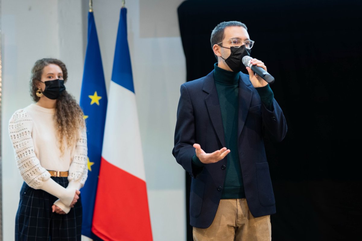 🎉L’appli mobile <a href="/refugies_info/">Réfugiés.info</a> est disponible sur Play store et Apple store👏
🔎Présentée en détail à l’Agora, événement de la <a href="/DIRefugies/">Diair - Accueil et intégration des réfugiés</a> 
👀Accès en 6 langues à de nb info sur des démarches administratives &amp; formations/activités près de chez vous
📱A télécharger et partager💡