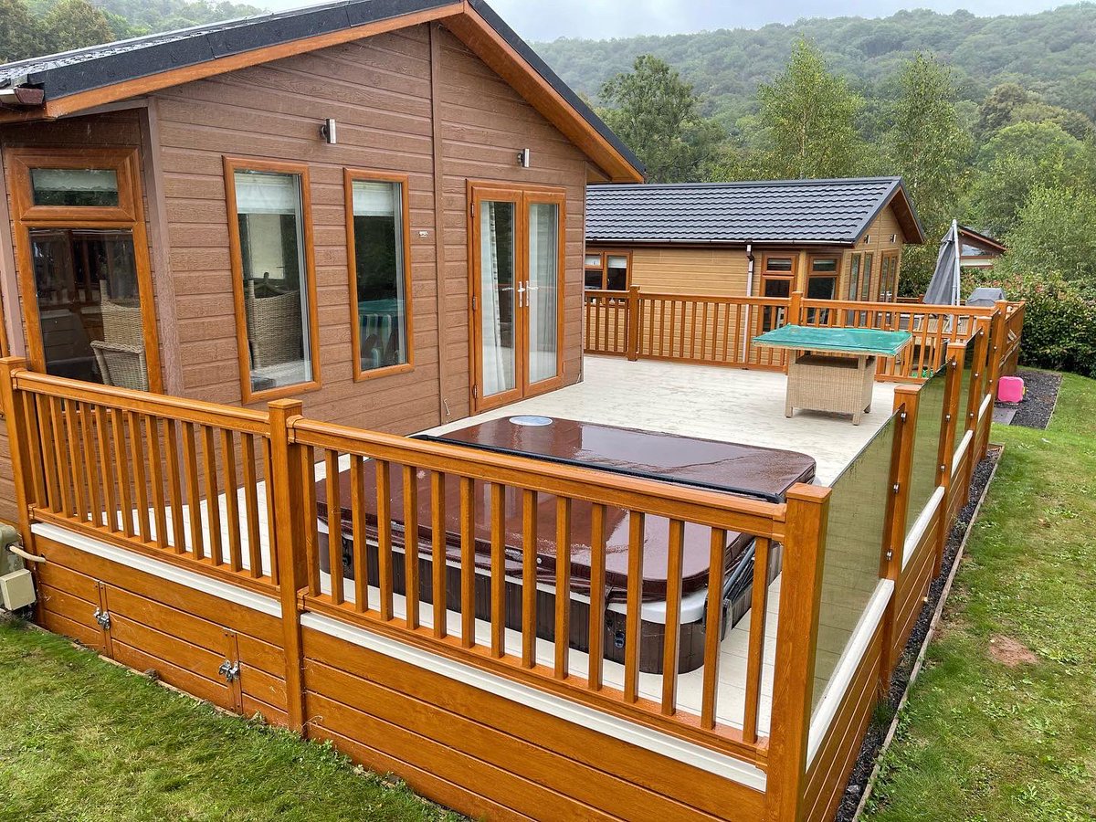 ForestDecking's tweet photo. Re-Boarding a decking is such a great way to make it look brand new! This deck has had a new lease of life. 

#renovation
#lodge
#lodgedecking
#caravan
#caravandecking
#pvcdecking
#holidaypark
#holidayhome
#compositedecking
#staycation
#golf
#golfclub https://t.co/rCDrOS77Vs