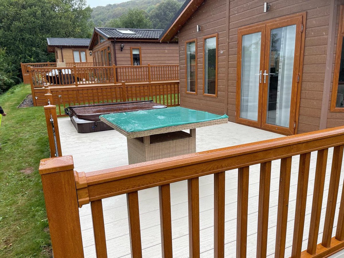 ForestDecking's tweet photo. Re-Boarding a decking is such a great way to make it look brand new! This deck has had a new lease of life. 

#renovation
#lodge
#lodgedecking
#caravan
#caravandecking
#pvcdecking
#holidaypark
#holidayhome
#compositedecking
#staycation
#golf
#golfclub https://t.co/rCDrOS77Vs