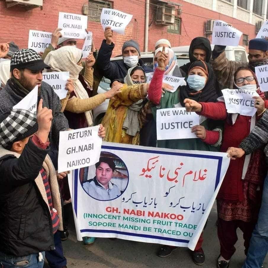 AfaqBhat8's tweet photo. Family members of Ghulam Nabi Nakioo ,a resident of Achbal Sopore demanded whereabouts of their kin, who is missing from past two months above https://t.co/OlwmkhPjus