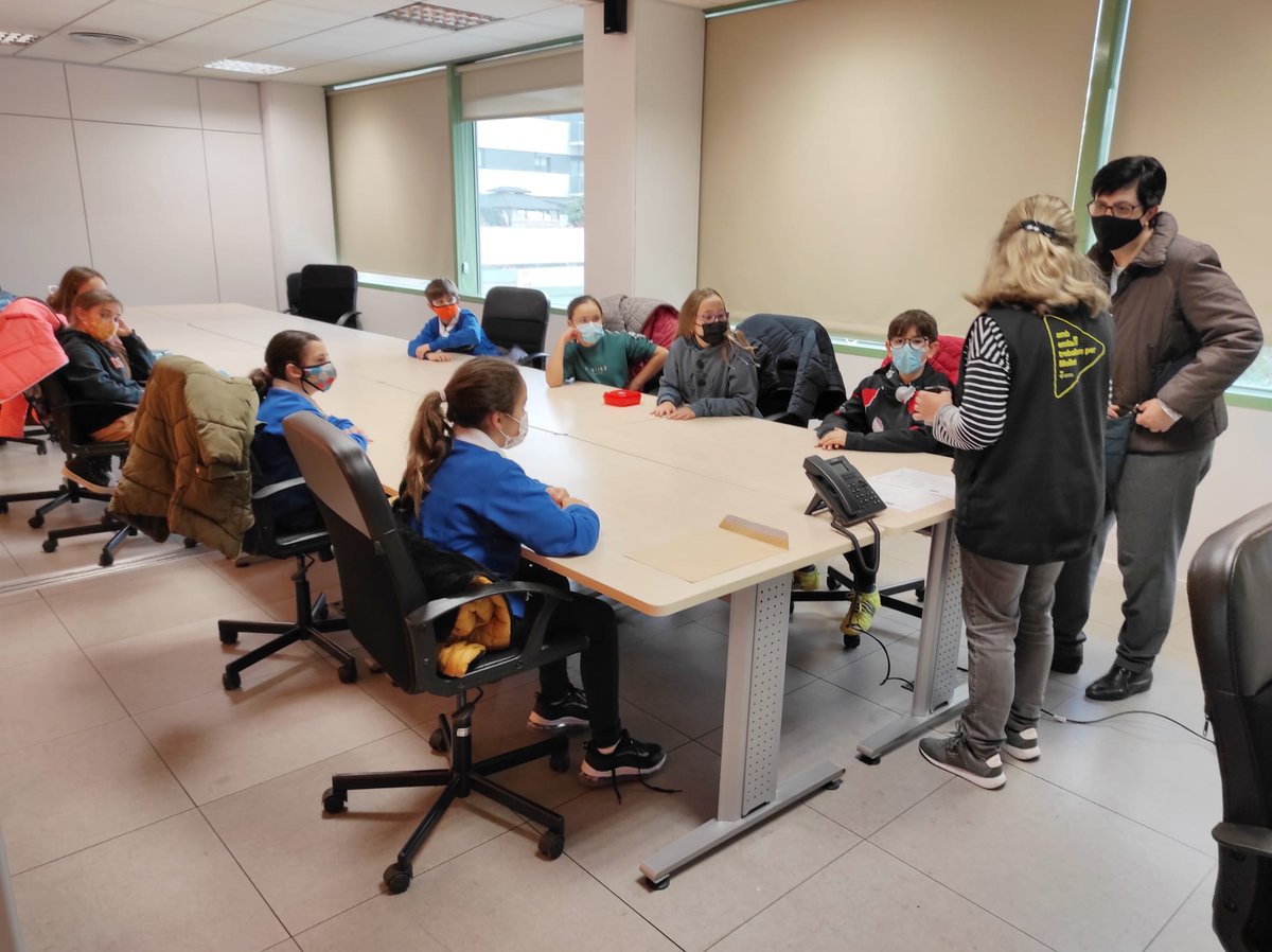 EMFOMollet's tweet photo. Les dues cooperatives escolars que han creat els alumnes de l'escola @lestomollet han presentat avui a #emfo @ajmollet la sol.licitud del NIF.
Endavant amb el projecte!
@diba #cueme #emprenedoria #valors https://t.co/MrSDpzQlJS