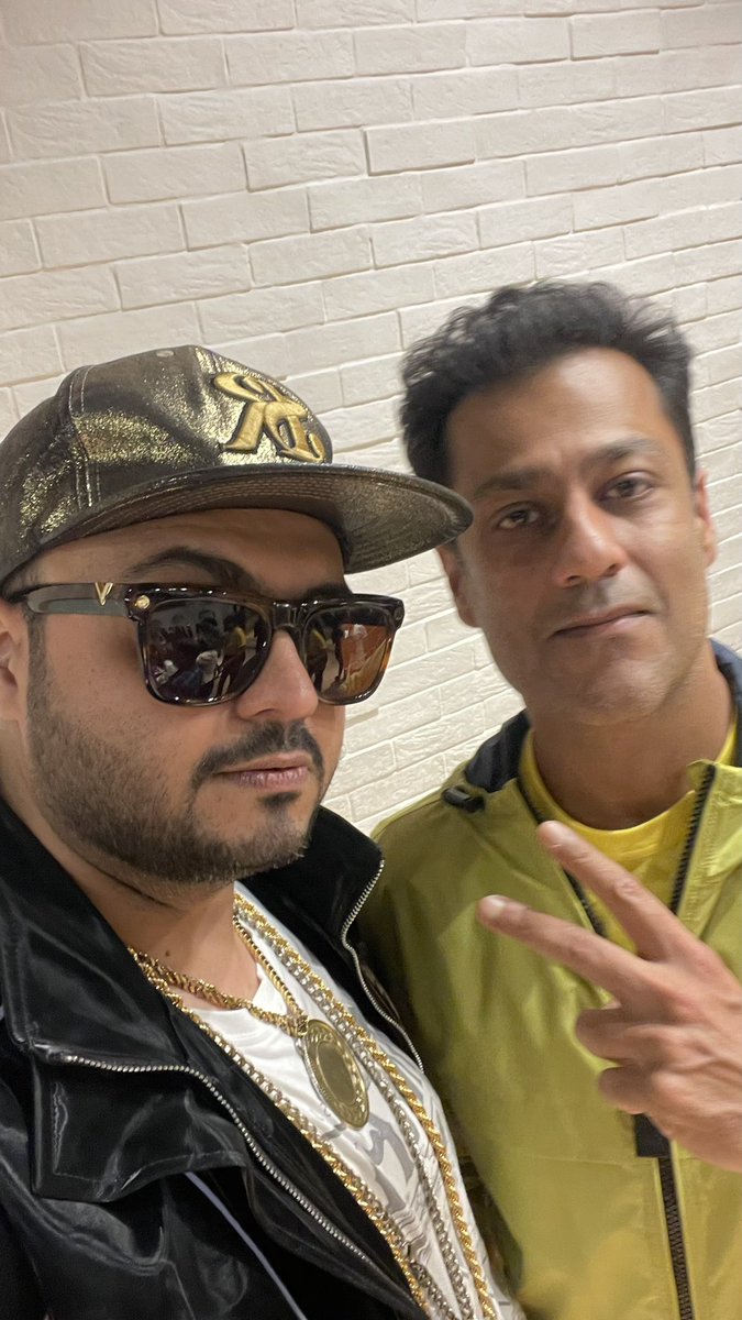 rjrishikapoor's tweet photo. #rickysingh kare aashiqui.. sweats it out cross fit style. Mega event with @ayushmannk @Vaaniofficial and @Abhishekapoor to celebrate the song #kheenchtenaach
#hookstep reel coming up soon. @RedFMIndia @TSeries https://t.co/Ck1QxOlNIt