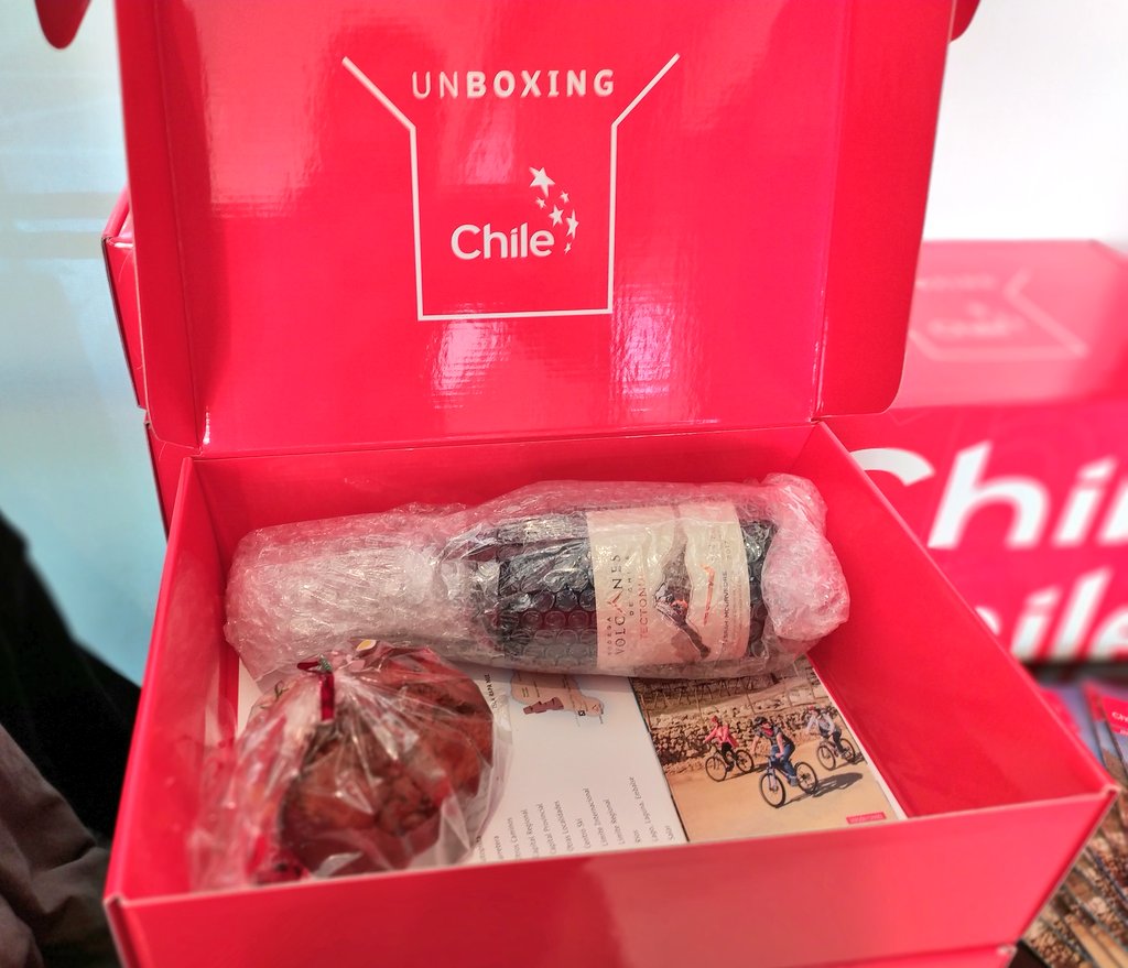 InterfaceSpain's tweet photo. 👥 Nos despedimos de nuestros invitados con un detalle de Chile, un pack gastronómico de vino chileno y un pan especial tipo roscón.
#chileisback @chiletravel_es https://t.co/kUGDb7fgcu