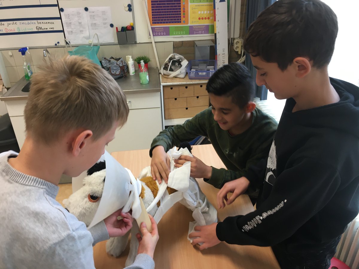 Op donderdag 25 november kwamen medewerkers van de @Dierenambulance Overgelder vertellen over hun werk op OBS Spitsbergen. Werken met dieren sprak vele kinderen aan. De Dierenambulance kan altijd mensen erbij gebruiken dus over een paar jaar zijn de kids van harte welkom!