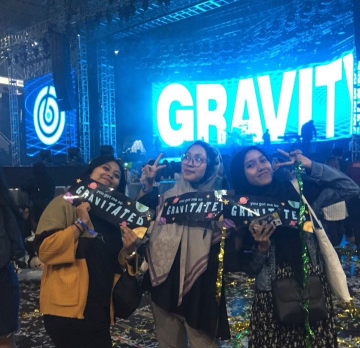 bribridotcom7's tweet photo. It’s been 2 years ya😢 nonton mas mas ganteng sambil momong ciwi ciwi ini. Kangen my gurls @jisuberrys @youngkeeeeii 💖 #DAY6GRAVITYinJKT https://t.co/ED02cdoiTA