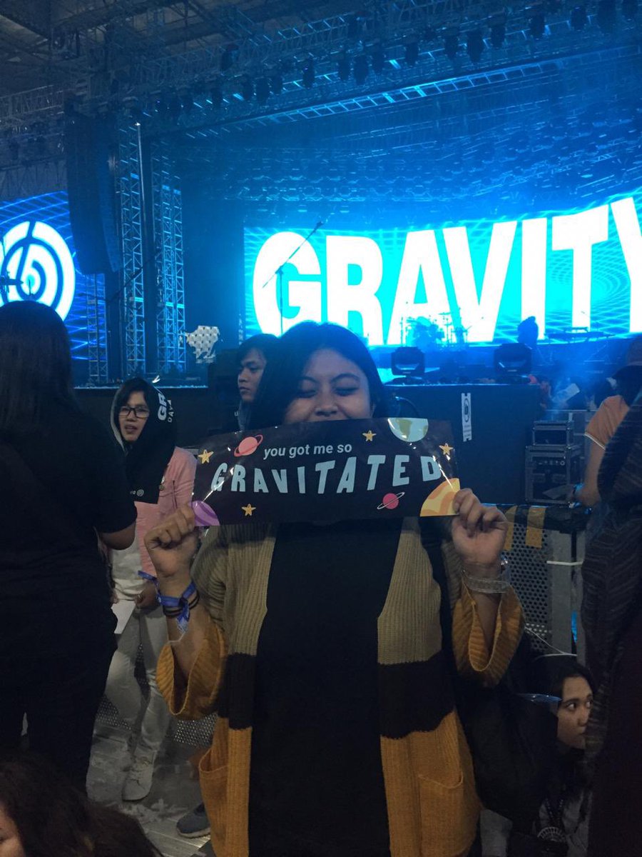 bribridotcom7's tweet photo. It’s been 2 years ya😢 nonton mas mas ganteng sambil momong ciwi ciwi ini. Kangen my gurls @jisuberrys @youngkeeeeii 💖 #DAY6GRAVITYinJKT https://t.co/ED02cdoiTA