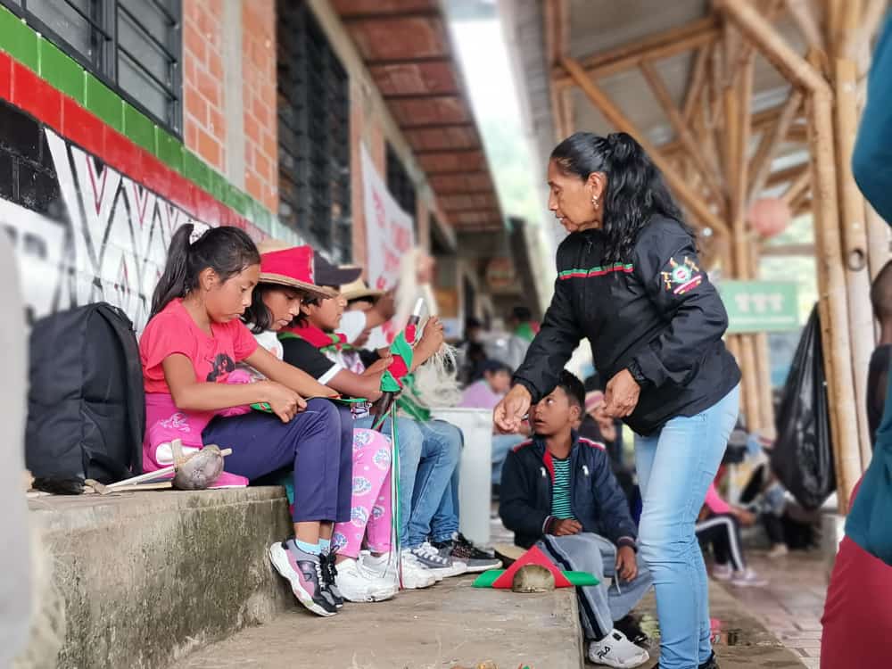 CapazMauricio1's tweet photo. Esta es una de nuestras respuestas a las violencias en #Cauca, empoderar y potenciar todas las expresiones artísticas y culturales con identidad de los niñ@s indígenas. Estamos en desventaja pero pierde quien deja de luchar.

@CRIC_Cauca #UAIIN @ACIN_Cauca #Colombia https://t.co/EqqpskXcRV