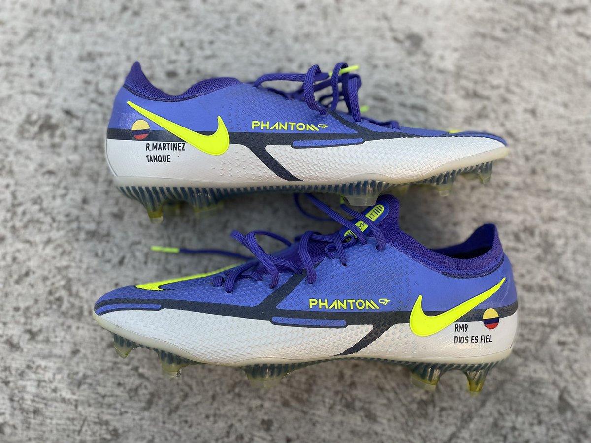 TachoMexTc's tweet photo. Un placer #entintardemagia los zapatos @nikefootball #nikephantomgt de @rogermartinezt9 , panita como siempre muchas gracias por confiar en #tachomex #tucalzadonuestrapasion #custom #personalizados #nike #phantom #phantomgt https://t.co/jwkWpBN26Z