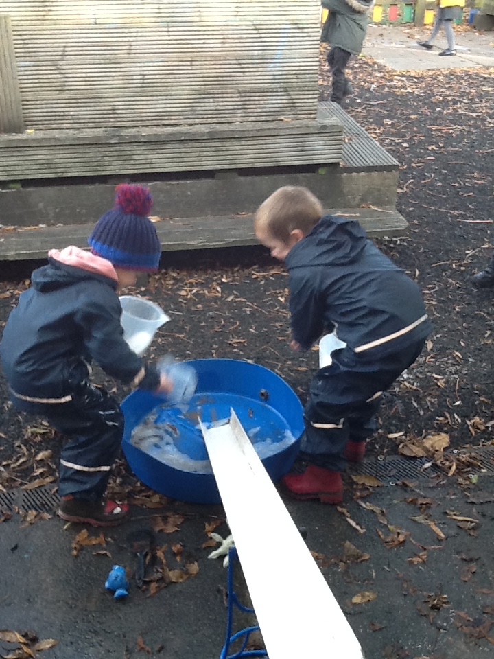 DucklingClass's tweet image. The reception children have been enjoying the water play without getting soaked!  Thank you so much to @willowspta for buying ten raincoats and waterproof trousers. @TheAntsClass