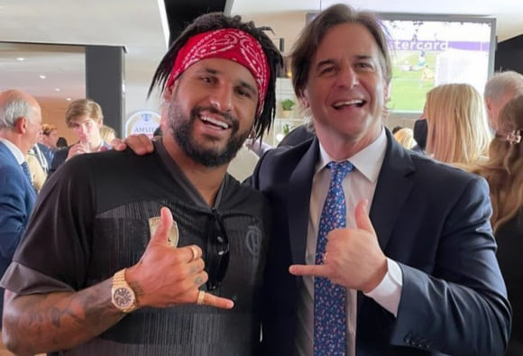 LuisCIbarraflo1's tweet photo. @VeronicaRF1212 @sprem1959 Miren al #PelotudoQueGobierna hoy con quien se saca #Selfies un vago brasilero que se rasca las bolas como Él
#ElPeorPresidenteDeLaHistoria
#ElPeorGobiernoDeLaHistoria
como dicen los chicos #Rescatate @LuisLacallePou https://t.co/s9kL1gVWyM