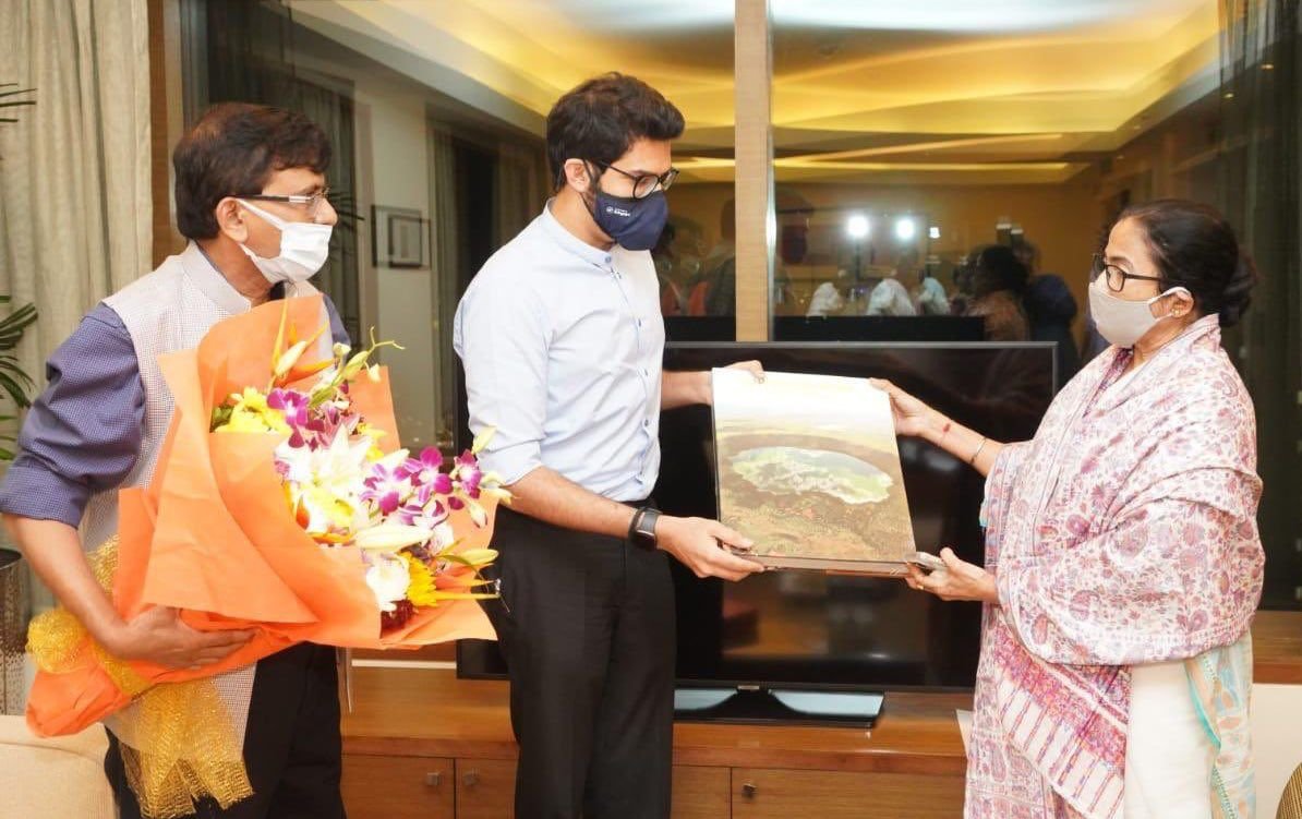 ndtv's tweet photo. #Maharashtra Minister and Shiv Sena leader Aaditya Thackeray and party leader Sanjay Raut met West Bengal Chief Minister and TMC chief Mamata Banerjee today in Mumbai. https://t.co/ntoKlnxUtu