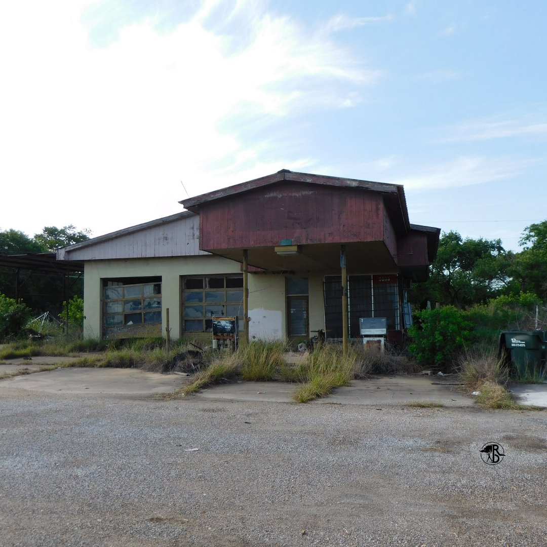 RootlessDestin1's tweet photo. Couple of abandoned gas stations on our travels to different towns.
#abandoned #abandoned_junkies #texasbaby #abandonedlovers #subscribeonyoutube #rootlessdestinations https://t.co/QsYurXSRlc
