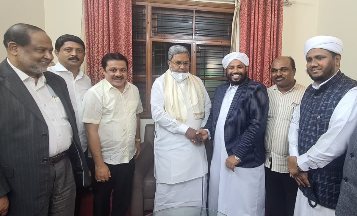 siddaramaiah's tweet photo. ರಾಜ್ಯ ವಕ್ಫ್ ಮಂಡಳಿಯ ನೂತನ ಅಧ್ಯಕ್ಷರಾಗಿ ಆಯ್ಕೆಯಾಗಿರುವ ಮೊಹಮ್ಮದ್ ಷಫಿ ಸ-ಅದಿ ಅವರು ಇಂದು ನನ್ನನ್ನು ಭೇಟಿಯಾಗಿ ಮಾತುಕತೆ ನಡೆಸಿದರು. ಈ ವೇಳೆ ಅವರನ್ನು ಅಭಿನಂದಿಸಿ ಶುಭ ಹಾರೈಸಿದೆ. 
ಮಾಜಿ ಸಚಿವರಾದ @BZZameerAhmedK, ಶಾಸಕರಾದ @byrathi_suresh ಸೇರಿದಂತೆ ಹಲವರು ಹಾಜರಿದ್ದರು. https://t.co/kouxEfuUfC