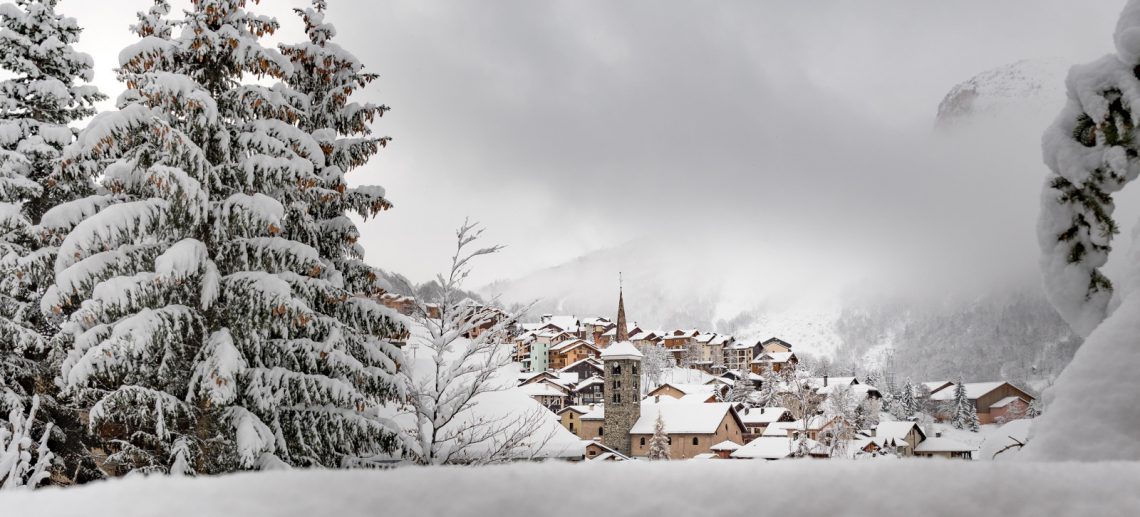 TheBespokeBook's tweet photo. Winter Editor @Adam_Attew discovers gourmet cuisine, rustic charm and very quiet pistes in Saint Martin de Belleville, @3Vallees_france France.
https://t.co/hUg9AnBJKi
#alps #frenchalps #ski #skiing #gourmet #lestroisvallees #snowboarding @montagnard73 @LuxChalets @nessfisher https://t.co/Yy4U2EFFAO