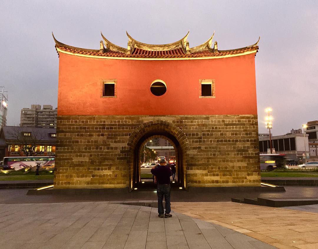 holataipei's tweet photo. [ES] La majestuosa puerta del norte fue recuperada por la ciudad de Taipéi al eliminar las autopistas elevadas que la rodeaban e impedían su acceso. Así la zona de Beimen volvió a ser la puerta a la antigua ciudad.

#holataipei #beimen #taipei #taiwan #台北 #台灣 #北門 https://t.co/5KGJ8M7vYJ