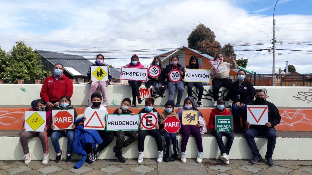 TTIMagallanes's tweet photo. La @conaset Magallanes hizo una charla a niñas y niños de la Escuela Portugal.
Conversaron del respeto mutuo que debe existir entre peatones, automovilistas y ciclistas y del respeto a las señales del tránsito.
¡Además conocieron los microbuses de #RedPuntaArenas! https://t.co/Hsw5nK0o1k