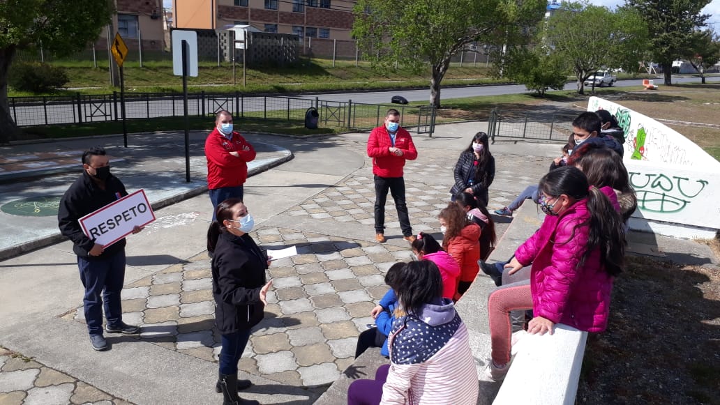 TTIMagallanes's tweet photo. La @conaset Magallanes hizo una charla a niñas y niños de la Escuela Portugal.
Conversaron del respeto mutuo que debe existir entre peatones, automovilistas y ciclistas y del respeto a las señales del tránsito.
¡Además conocieron los microbuses de #RedPuntaArenas! https://t.co/Hsw5nK0o1k