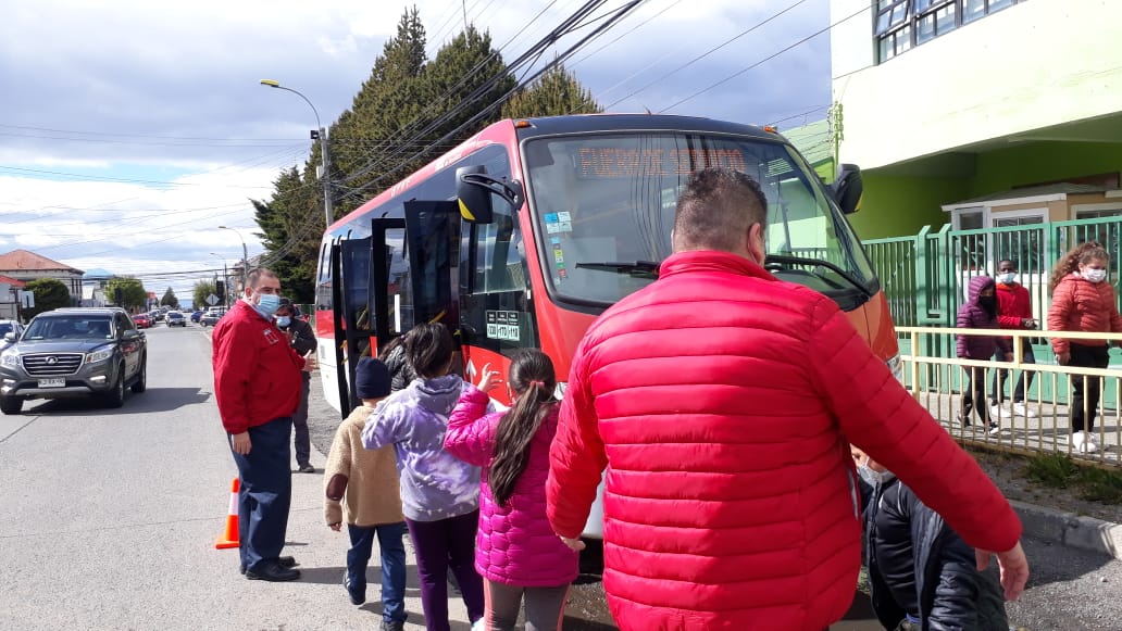 TTIMagallanes's tweet photo. La @conaset Magallanes hizo una charla a niñas y niños de la Escuela Portugal.
Conversaron del respeto mutuo que debe existir entre peatones, automovilistas y ciclistas y del respeto a las señales del tránsito.
¡Además conocieron los microbuses de #RedPuntaArenas! https://t.co/Hsw5nK0o1k