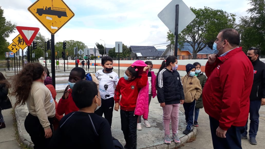 TTIMagallanes's tweet photo. La @conaset Magallanes hizo una charla a niñas y niños de la Escuela Portugal.
Conversaron del respeto mutuo que debe existir entre peatones, automovilistas y ciclistas y del respeto a las señales del tránsito.
¡Además conocieron los microbuses de #RedPuntaArenas! https://t.co/Hsw5nK0o1k