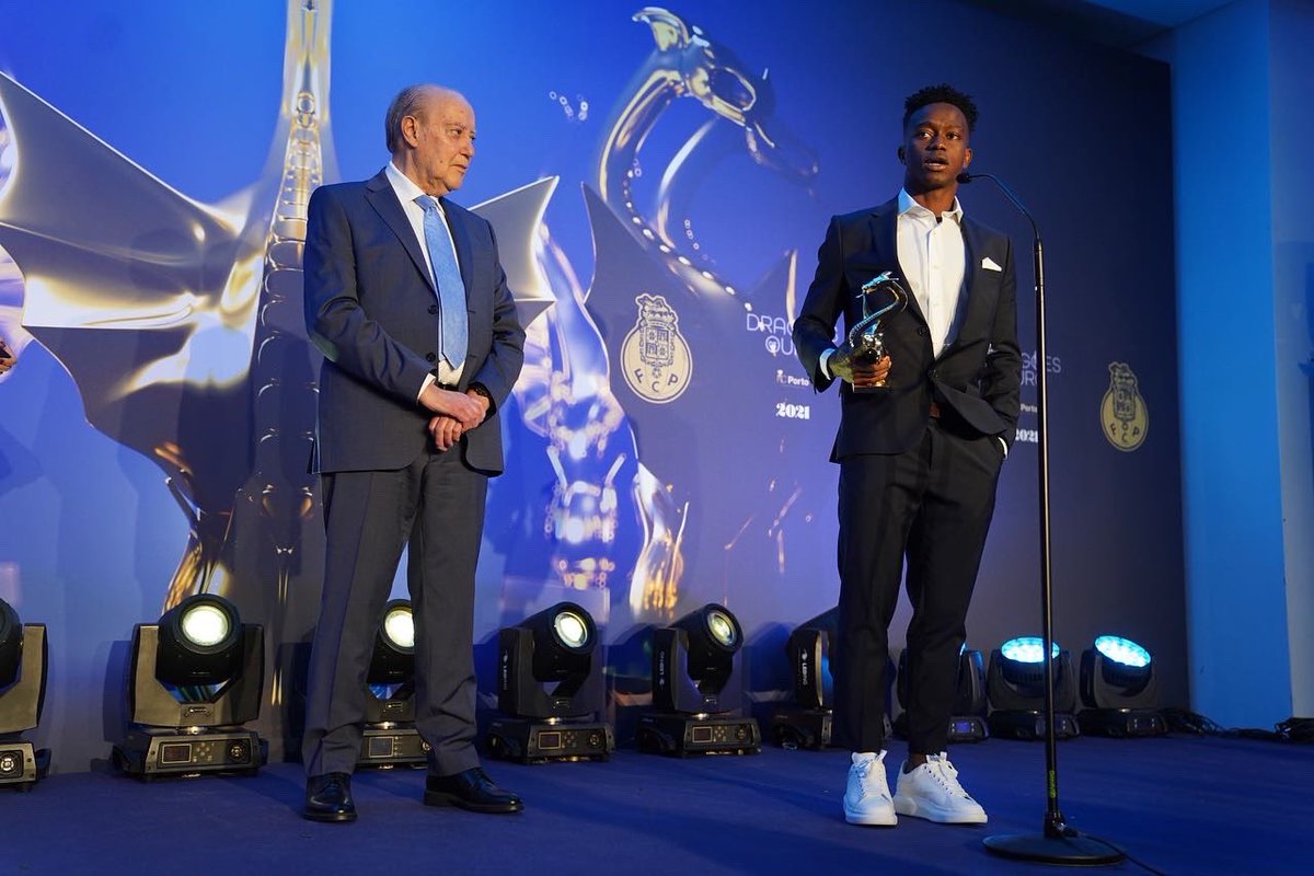 umaro_C10's tweet photo. Gostaria de agradecer ao @FCPorto a atribuição deste prémio, que partilho com todos os meus companheiros da equipa, equipas técnicas staff;
Em geral toda a minha família e amigos q sempre me apoiam💙🐉
Muito obrigado 🙏🏾 https://t.co/vcioltDO2i