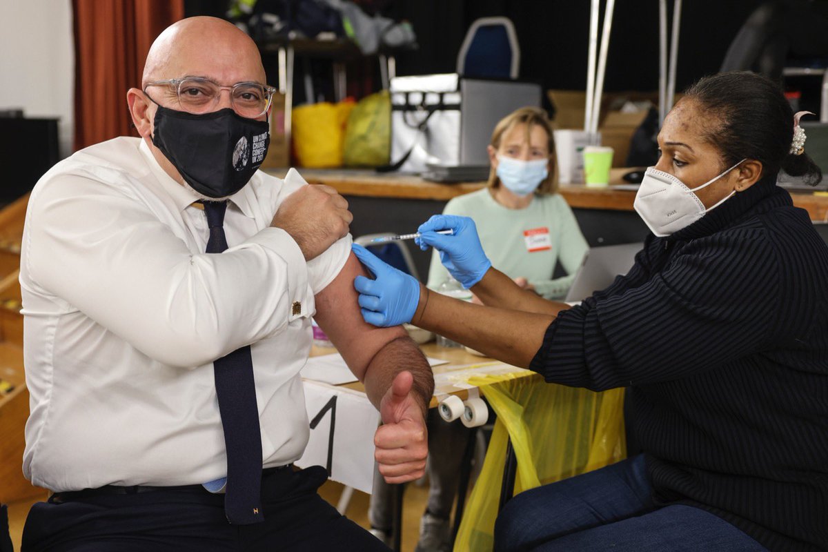 nadhimzahawi's tweet photo. Thank you to Teni for giving me my booster shot today, and to all the team at @TheAbbeyCentre in Westminster who were working tirelessly to get people vaccinated.

It was great to see so many people going to get their shot. 

 Please, get boosted 💉💉💉 https://t.co/KqLnb704yA