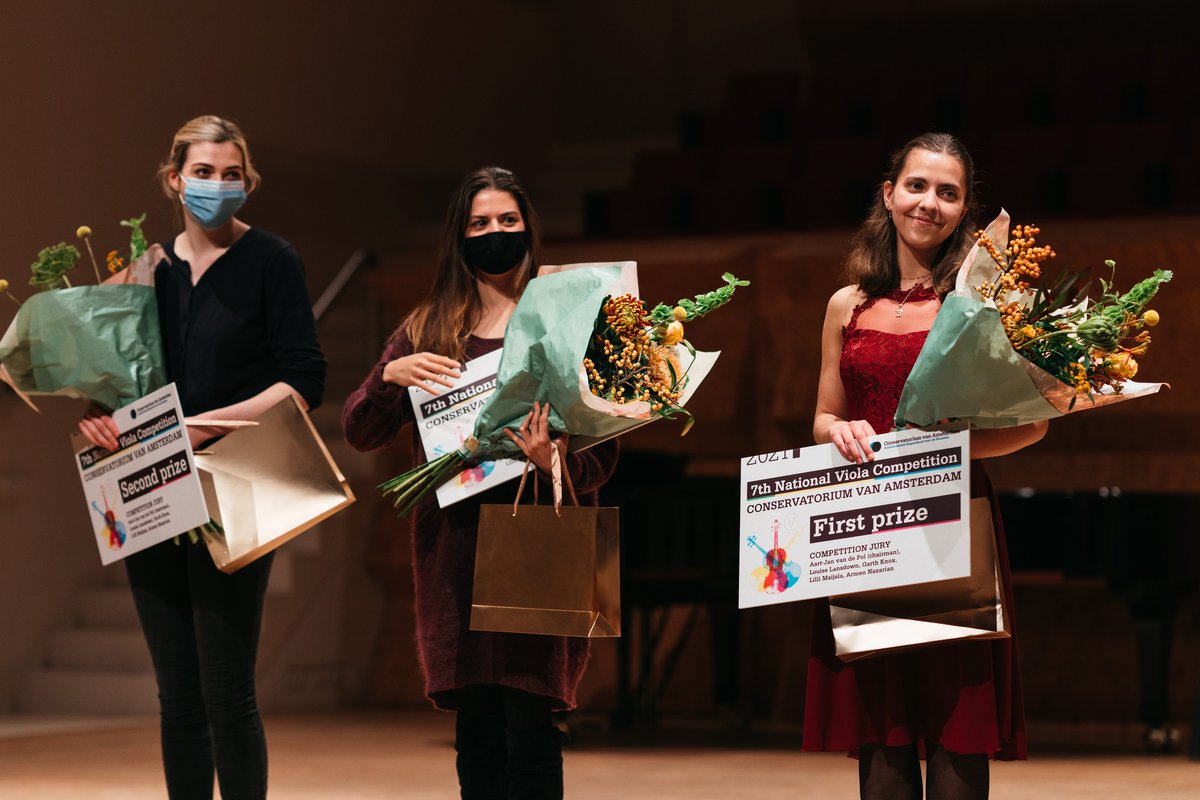 CONGRATULATIONS |
Sedna Heitzman of @KonContweets is the
winner of the seventh National Viola Competition which
took part last Saturday! 
CvA students Anuschka Cidlinsky won second prize and Giulia Wechsler third prize. Read more here: consam.nl/nieuws/2021/11…
