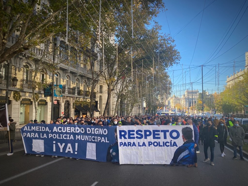 sindicatopla's tweet photo. Multitudinaria respuesta de la plantilla de @policiademadrid ante los continuos desplantes, pisoteo de derechos e impagos.

Gracias 👏🏼👏🏼💪🏼💪🏼

@AlmeidaPP_ cumpla sus promesas.

@InmaSanzO @begonavillacis 

#AcuerdoDignoYA

@VOX_AytoMadrid @PSOEMadridAyto @MasMadrid__ @Cs_Madrid https://t.co/Rw4Qsh3S42