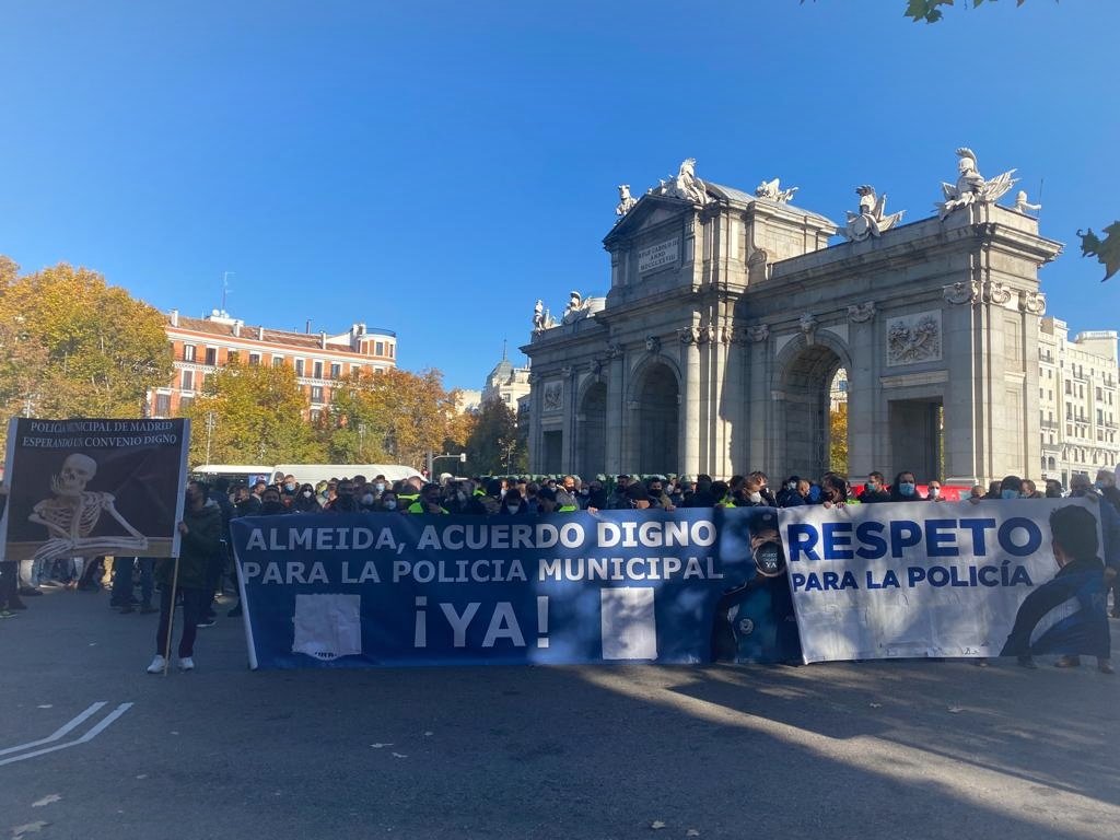 sindicatopla's tweet photo. Multitudinaria respuesta de la plantilla de @policiademadrid ante los continuos desplantes, pisoteo de derechos e impagos.

Gracias 👏🏼👏🏼💪🏼💪🏼

@AlmeidaPP_ cumpla sus promesas.

@InmaSanzO @begonavillacis 

#AcuerdoDignoYA

@VOX_AytoMadrid @PSOEMadridAyto @MasMadrid__ @Cs_Madrid https://t.co/Rw4Qsh3S42