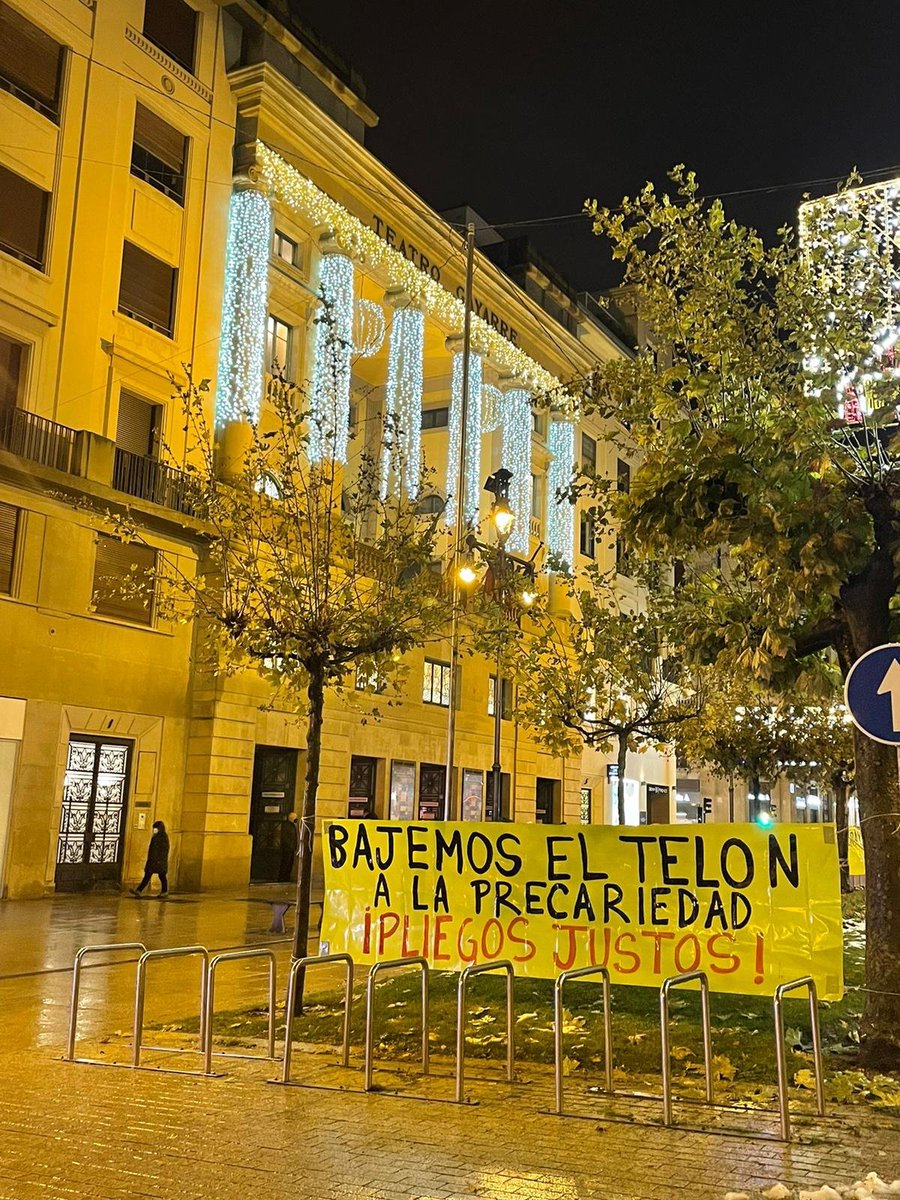 labzerbitzunafa's tweet photo. Técnicos/as del @TeatroGayarre salen de detrás del telón reivindicando unas condiciones de trabajo dignas y contra los despidos y recortes que podría traer la próxima contratación.
Prekarietatea antzerkietatik at! 👊
#precariedad #nodespidos #kaleratzerikez #hitzarmenaorain https://t.co/ZaR43qKQxP