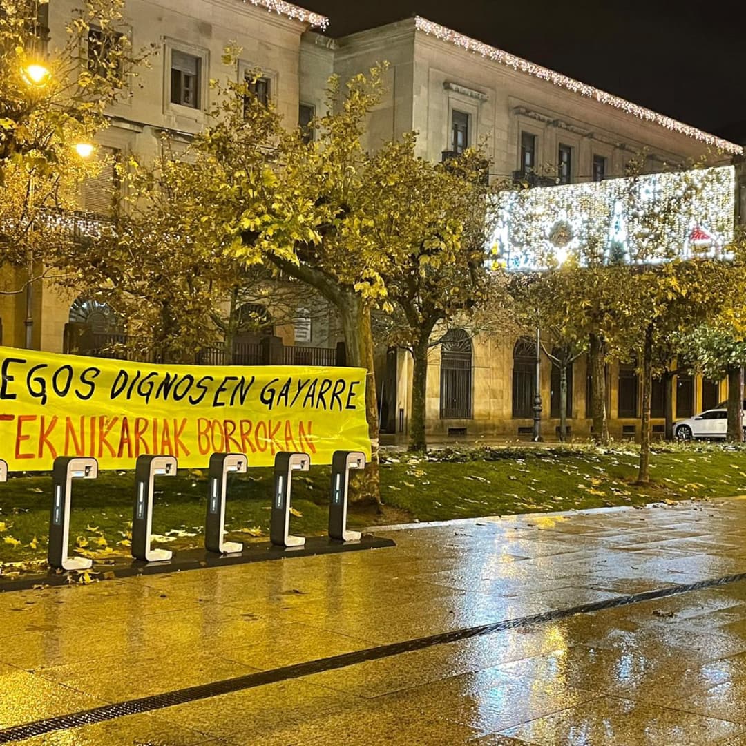 labzerbitzunafa's tweet photo. Técnicos/as del @TeatroGayarre salen de detrás del telón reivindicando unas condiciones de trabajo dignas y contra los despidos y recortes que podría traer la próxima contratación.
Prekarietatea antzerkietatik at! 👊
#precariedad #nodespidos #kaleratzerikez #hitzarmenaorain https://t.co/ZaR43qKQxP