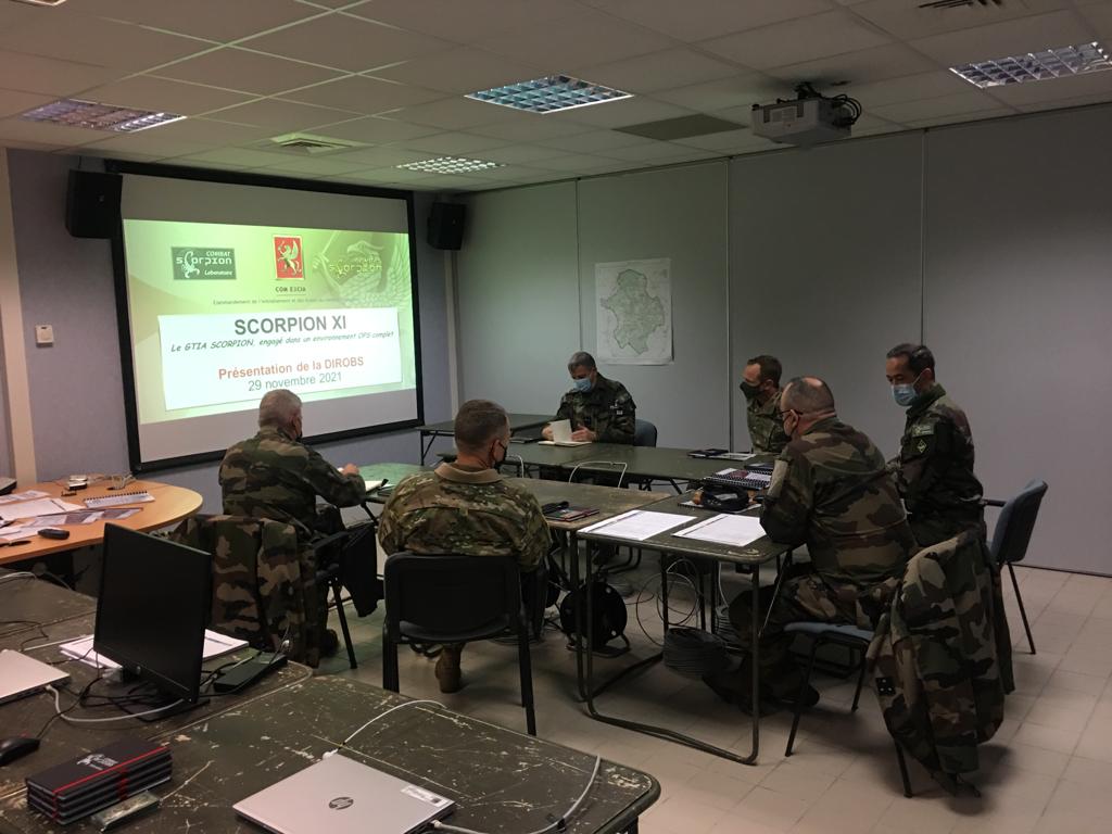 COM_ECIA's tweet photo. [#SCORPIONXI] Observateurs prêts. Départ ! Le laboratoire du combat scorpion (#DEPCIA/#CDEC/#FECS) briefe le COMDIV3 sur l’organisation, la méthode et l’outil d’observation de Scorpion XI. 76 observateurs, pendant 10 jours, pour éprouver la doctrine sur le terrain. #PrépaOps. https://t.co/bW7UBQNLMt