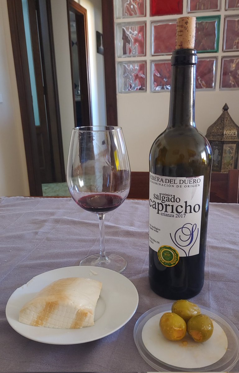 nachoalsu's tweet photo. @VERONICAPRICHO desde #Canarias disfrutando de este gran vino ecológico, con queso palmero y aceitunas rellenas de almogrote. https://t.co/fVI4sLKPQa
