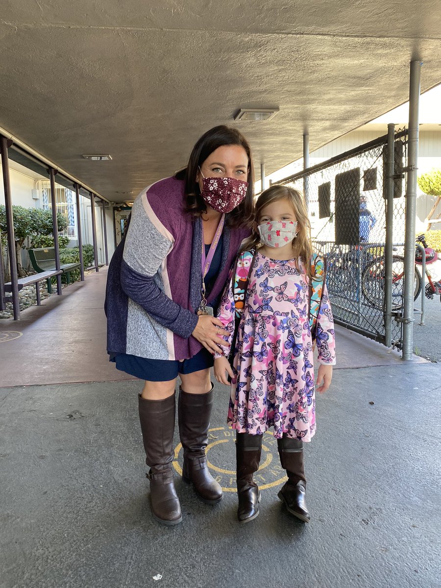 MsKoontzMDUSD's tweet photo. Kinder dismissal is a highlight of my day! Waiting for families we talk all things twinning, Pokémon, fast cars and weekend adventures! 💜🐊 #gatorprin https://t.co/NY4lGapOv6