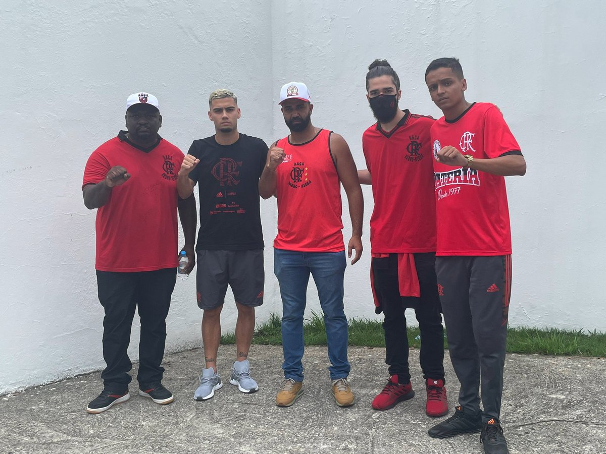 futebol_info's tweet photo. Andreas Pereira acabou de chegar ao Ninho do Urubu e recebeu apoio da Raça Rubro-Negra, torcida organizada do Flamengo.

📸 @PaparazzoRN https://t.co/0HRfK6aiwS