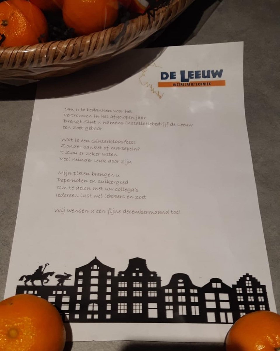 DeVariabele's tweet image. De hulpsinterklaas van De Leeuw Installatietechniek is langs De Variabele gekomen! Heel erg bedankt voor de mooie mand vol lekkers!
