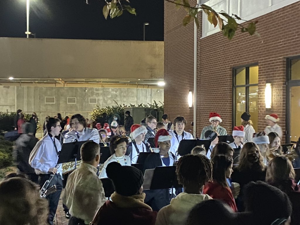 CSUSAhq's tweet image. The 3rd year in a row partnering with Langtree Lake Norman for the🎄 tree lighting. Congratulations to the band &amp;amp; chorus at @LangtreeCharter for a phenomenal first performance earlier this month! #Langtree #MoresvilleNC #Moresville #Community #SchoolChoice