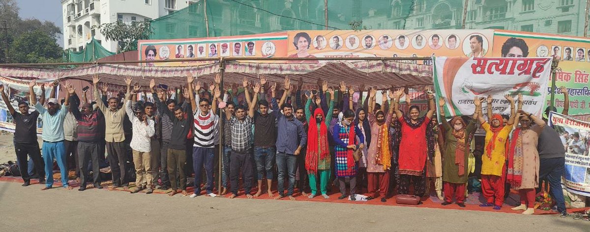 Arpit_Dbhaskar's tweet photo. ना मुलाकात हुई... ना मांगें पूरी। यूपी में डटे हैं राजस्थान के बेरोजगार @Arpit_Dbhaskar 

@GovindDotasra  @TheUpenYadav  @INCUttarPradesh  @RaghusharmaINC https://t.co/CBzI5wqswg