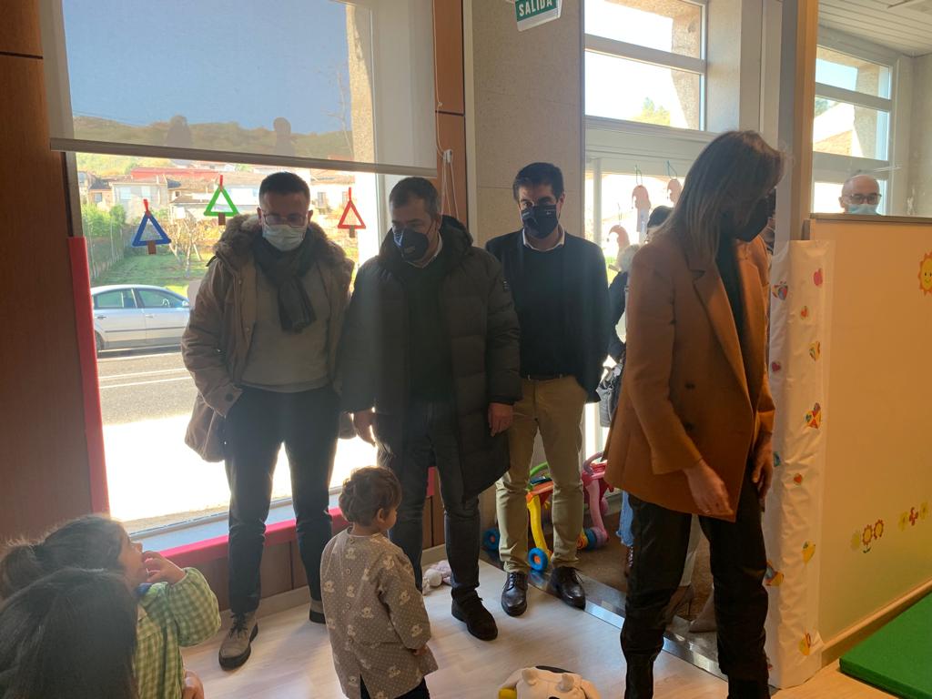GabrielOurense's tweet photo. 🔊Visita ao concello de #Monterrei cos conselleiros de Medio Rural, @JoseGonVaz e Política Social, @FabiolaBarbanza, para supervisar proxectos de posta en valor do rural galego como #AldeaModelo e #casaniño e #casasdomaior iniciativas de conciliación familiar pioneiras en España. https://t.co/LDBoRYHfgB