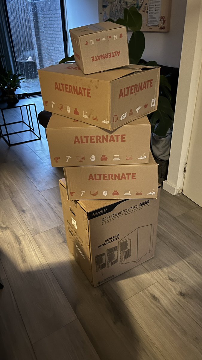 Merksje's tweet photo. Daar zit je dan met al je onderdelen voor een nieuwe pc, netjes geleverd door @PostNL . Alleen kan ik er niks mee omdat ik 2 belangrijke componenten mis want @DHLNL heeft voor de zoveelste keer z’n zaken niet op orde. Zoals altijd vertraging met de levering. https://t.co/EZn6gAiKzm